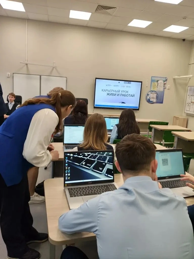 🌟 ВЫБОР ПРОФЕССИИ: ВСТРЕЧА С ЦЕНТРОМ ЗАНЯТОСТИ! 🌟  📍9 апреля для учащихся 9 «В» класса прошла встреч