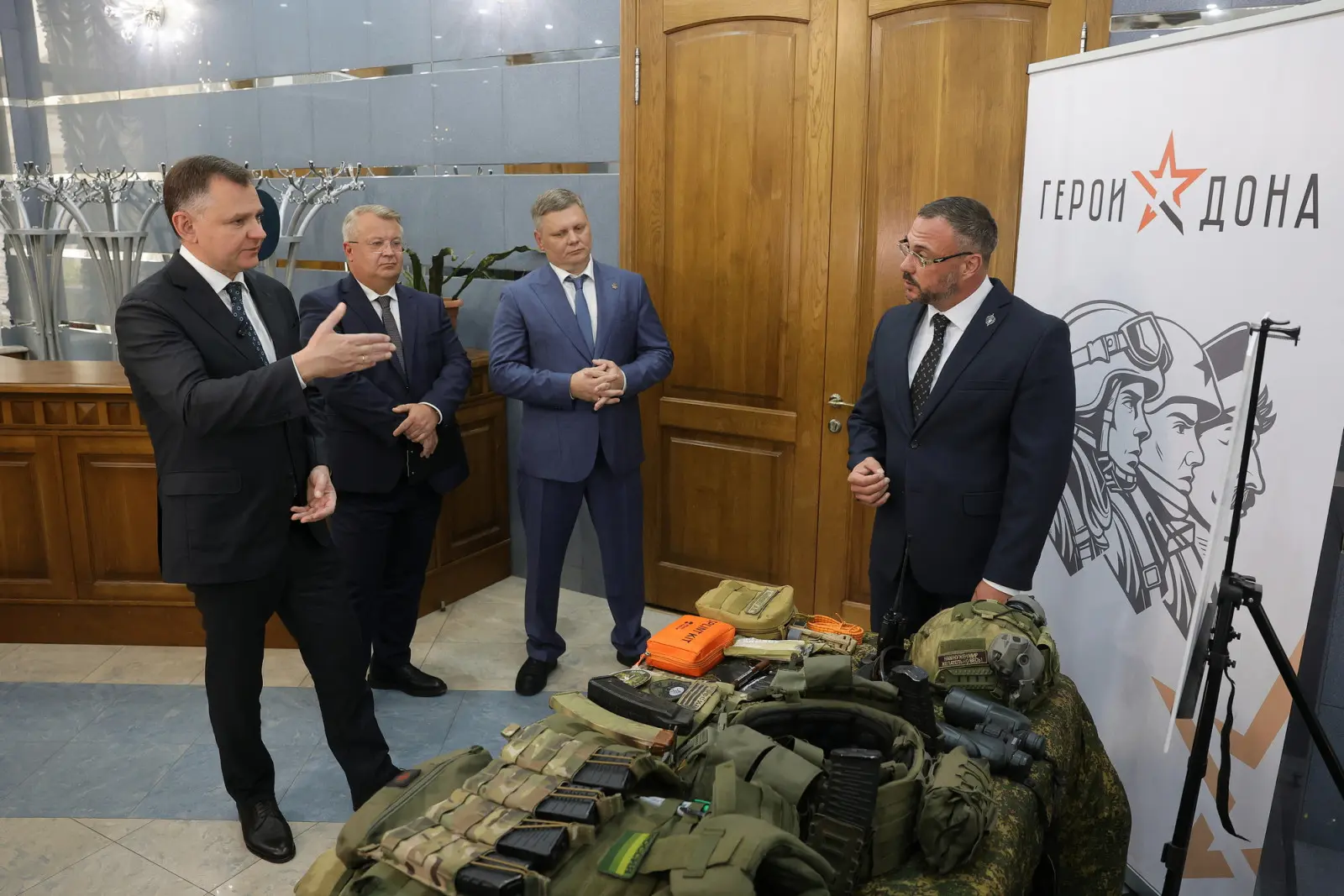 Губернатор Юрий Слюсарь вручил дипломы выпускникам проекта «Герои Дона»