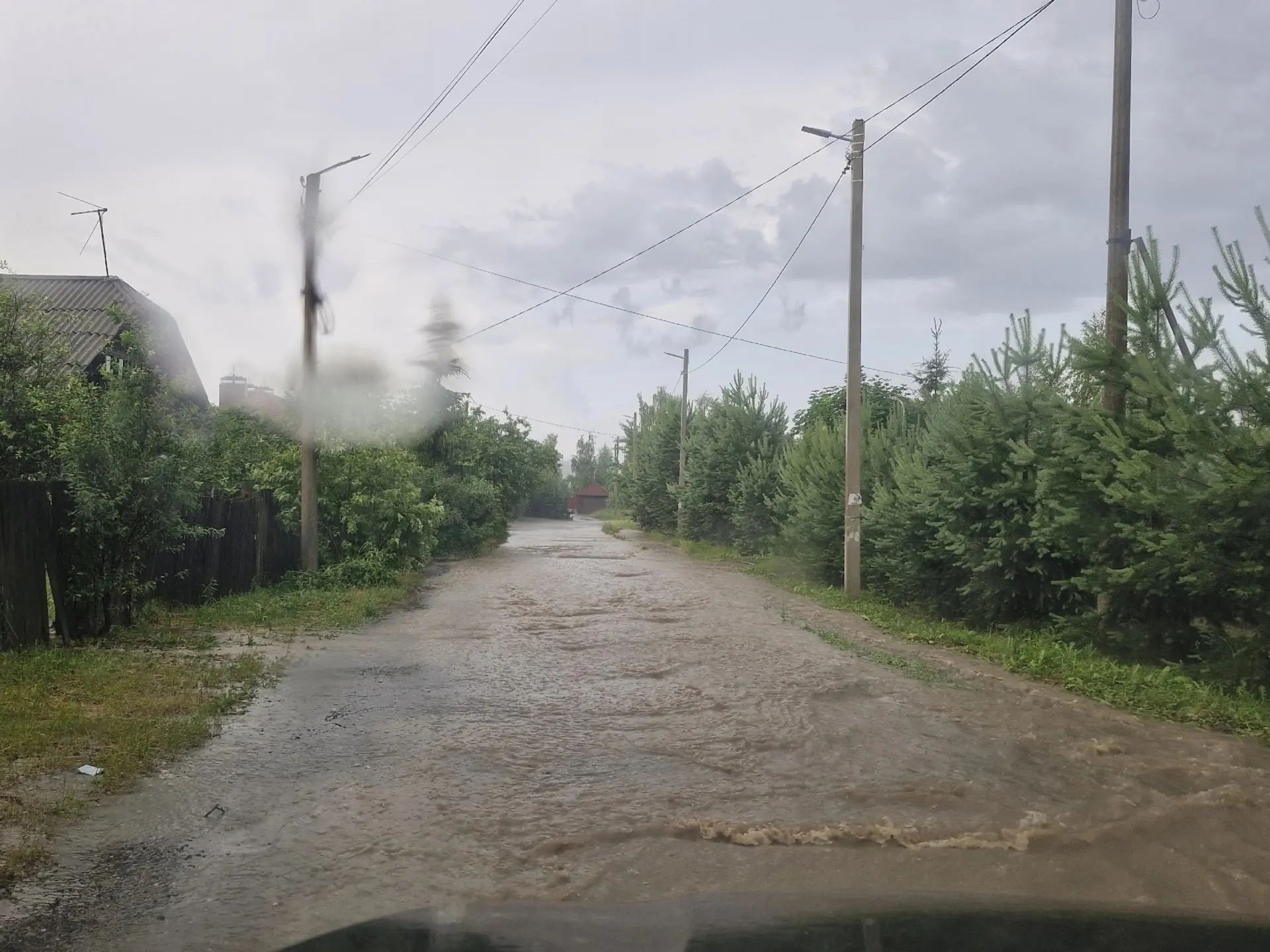 «Ливануло от души»: в Кинешме затопило огороды и смыло дорогу

14 июня на Кинешму обрушился ливень, 