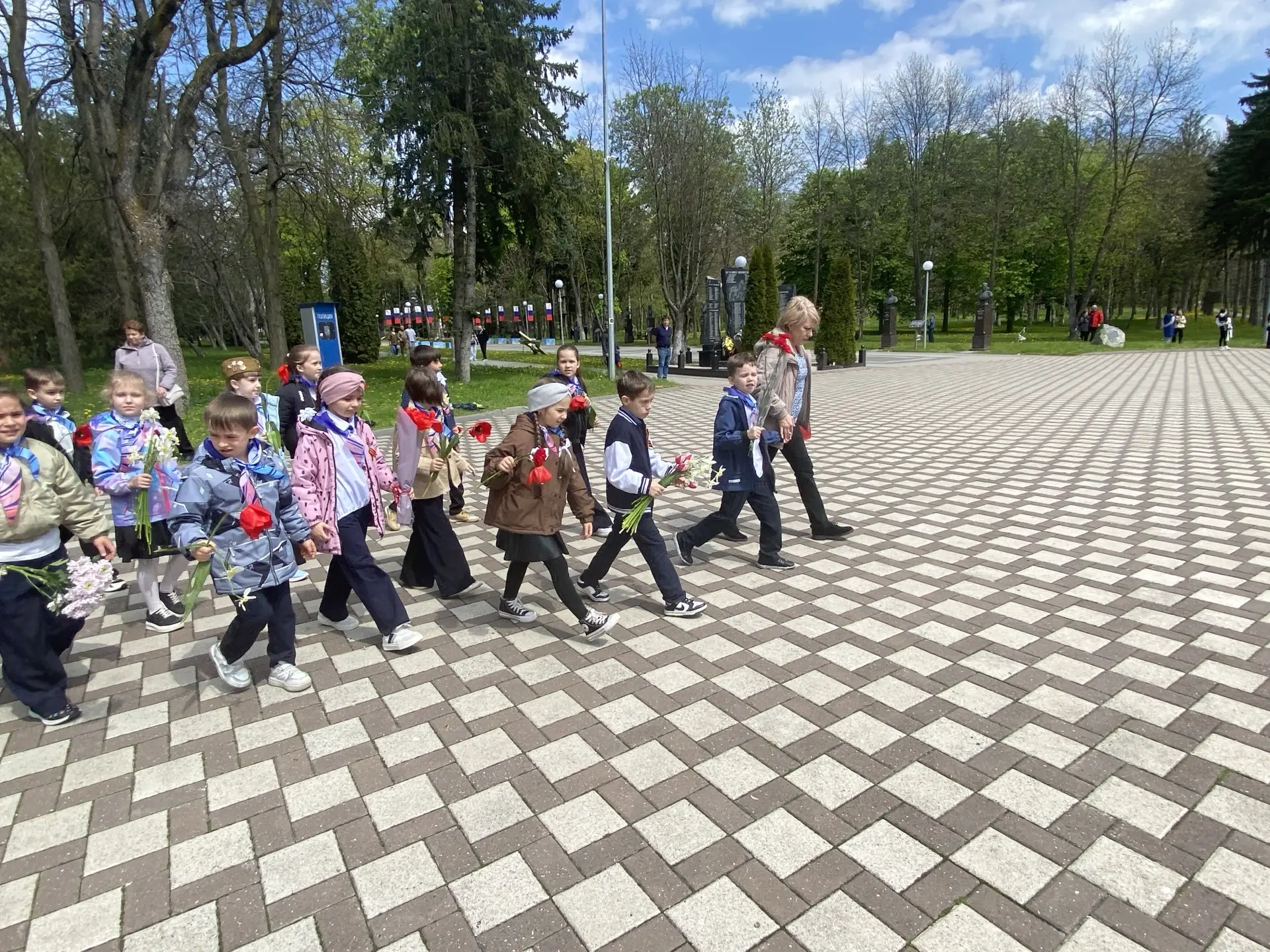 🌅 Утро Победы: вместе вспоминаем героев! Сегодня обучающиеся МБОУ СОШ 8 и активисты «Орлят России» п