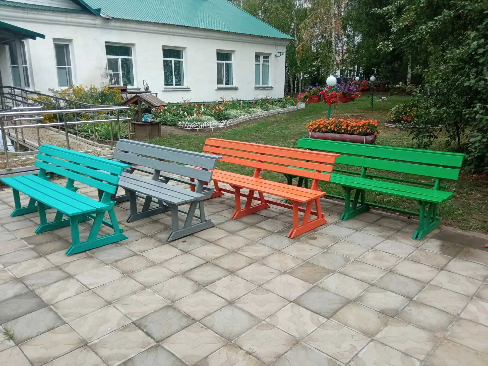 Этим летом жители Крестьянского дома‑интерната решили обновить уличные скамейки — и у н...