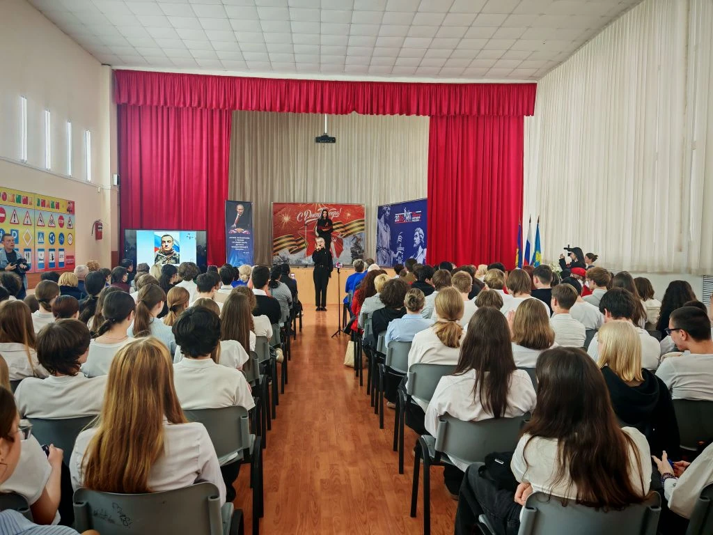 В школе №4 им. В.М. Евскина почтили память героя-выпускника: открытие Парты, мемориальной доски, Алл