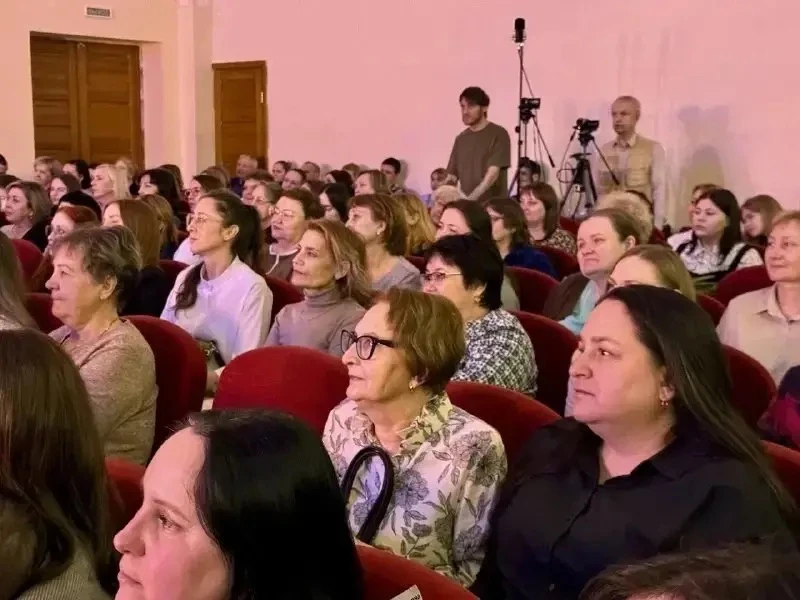 🌸Весна, цветы и ваши подвиги: как в 69-й школе поздравили главных героинь.   В преддверии 8 Марта ак
