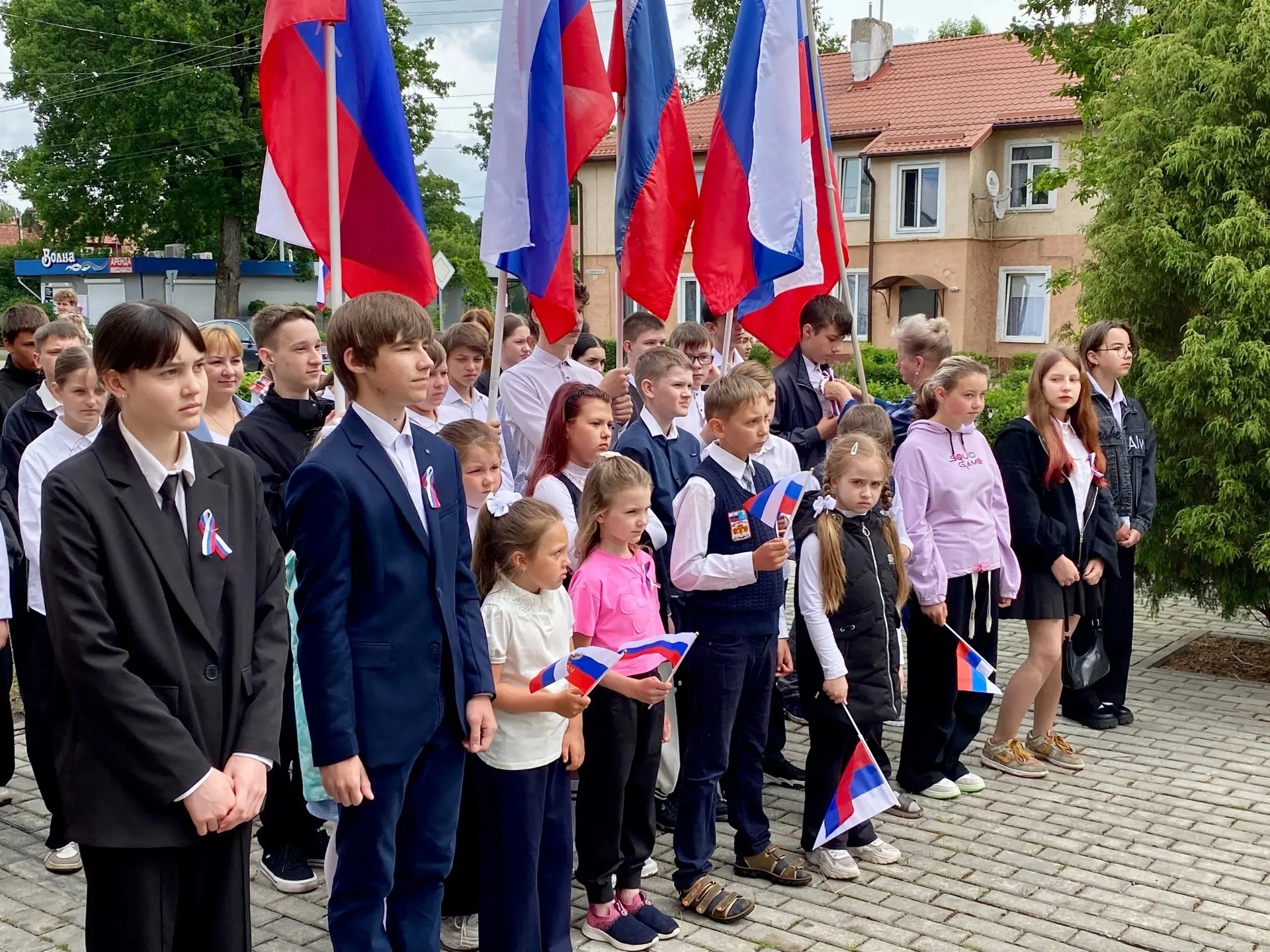 Сегодня у здания администрации Славского муниципального округа прошла торжественная церемония поднят