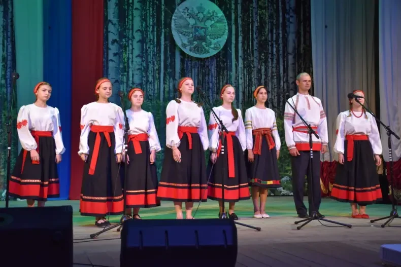 Участники фольклорного ансамбля "Ивушка" Ровеньской детской школы искусств приняли учас...