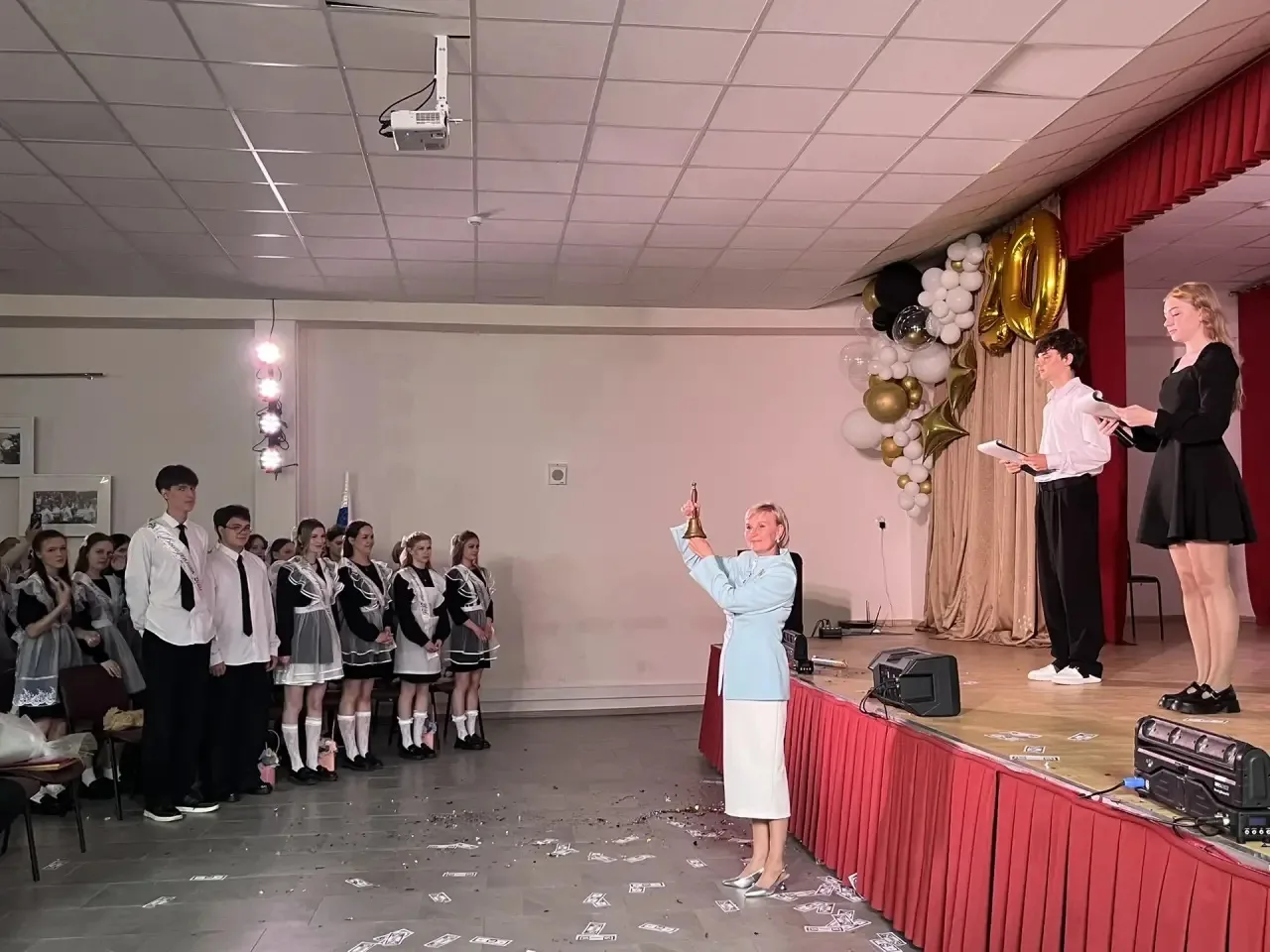 🔔 Время лететь в большую жизнь: Последний звонок для 11-классников!  Сегодня в стенах нашей школы пр