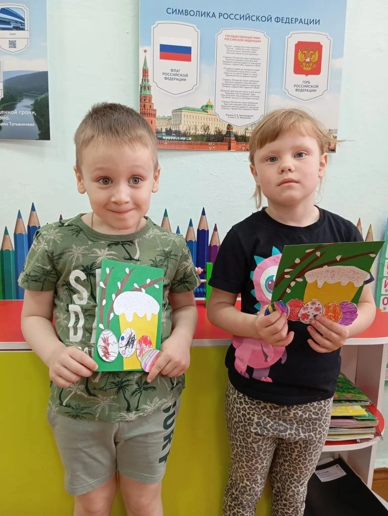 Пасха светлый, добрый праздник,
Праздник счастья, красоты.
Он несет нам всем надежду.
Чтоб добрее ст