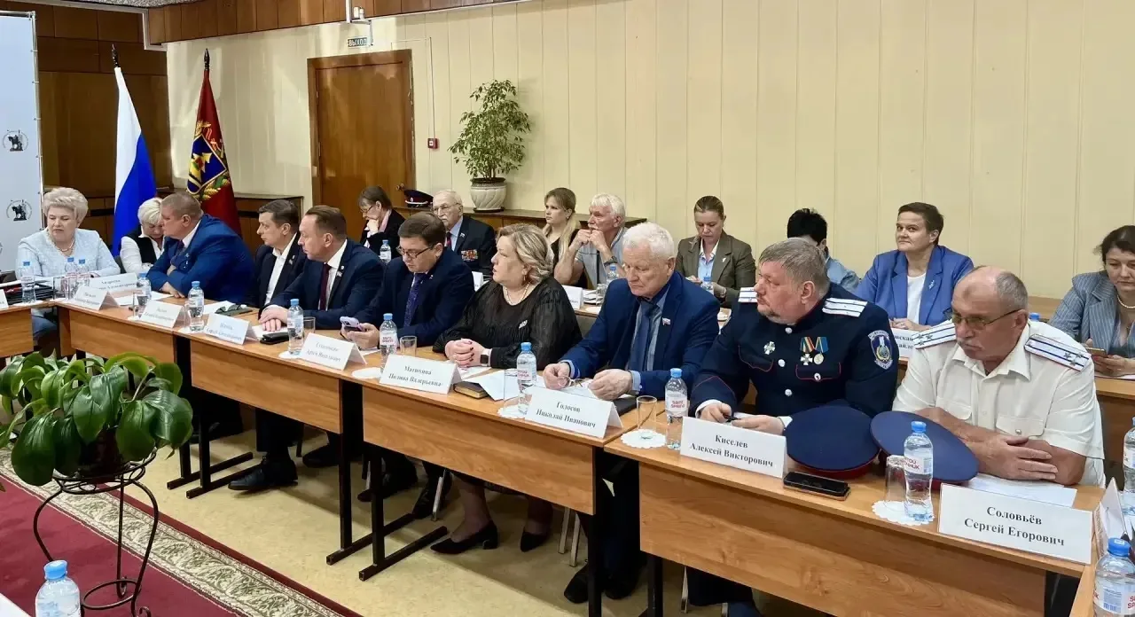 В Брянске состоялся масштабный круглый стол, посвященный роли казачества в защите рубеж...