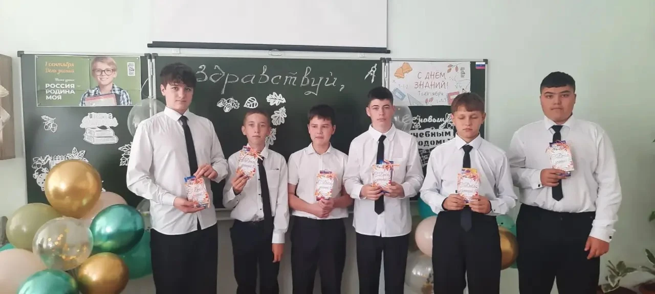 Первое занятие «Разговоры о важном» в 7«А» классе началось с торжественного прослушиван...