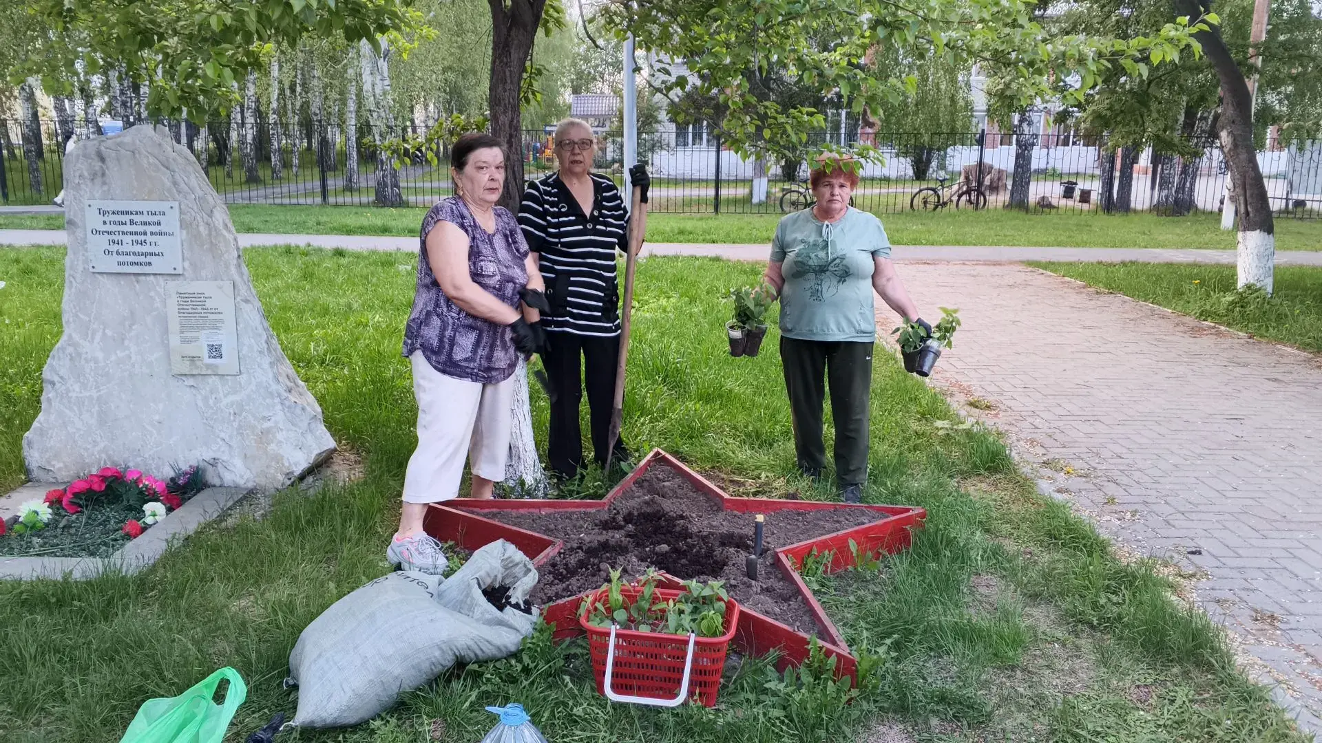 🌼 Цветы Победы — дело добрых рук!  Сегодня серебряные волонтёры из КАД «Зыряночка» село Онохино с лю