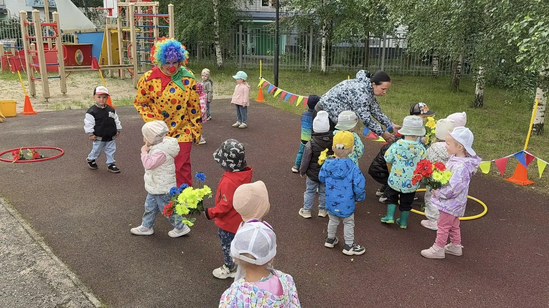 ☀️ Праздник " Летняя полянка"

В нашем ЦРР - дс № 228 к малышам 2,5–3 лет пришла очаровательная Клоу