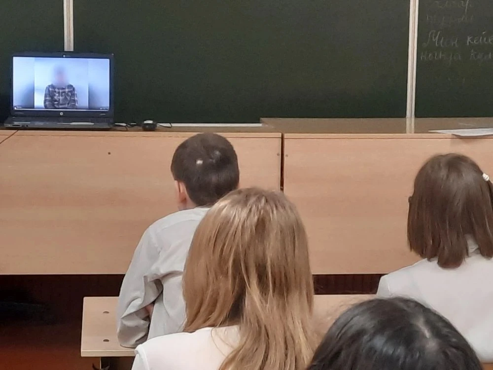 ✅2 марта новая учебная неделя в МАОУ Школе №98 им. Н.Ф.Обухова традиционно началась с выноса государ
