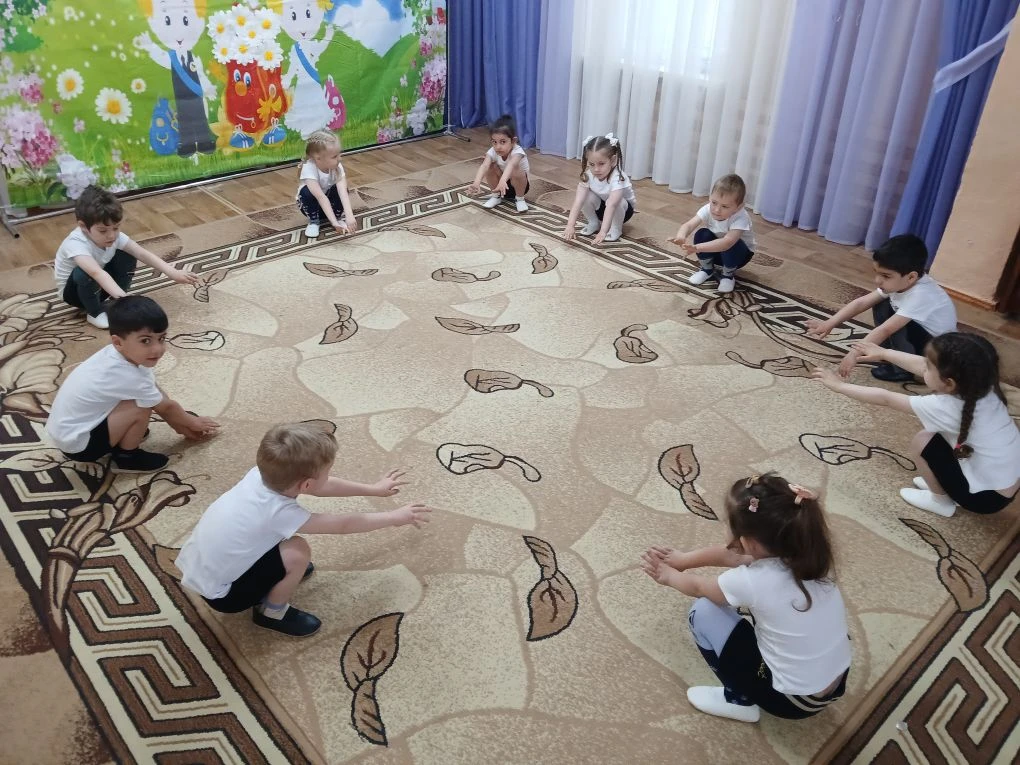 Физкультурное занятие в группе "Ягодка".