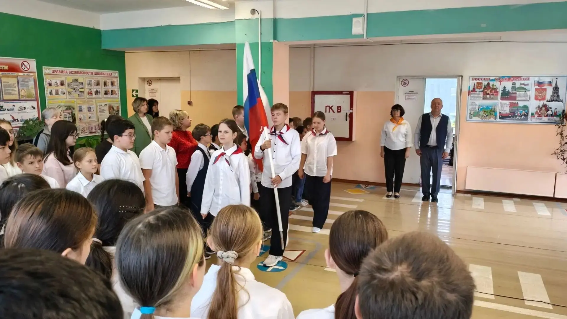 ‎Понедельник в МБОУ "Фруктовская СОШ" д.Павловское начался с торжественной линейки, пос...