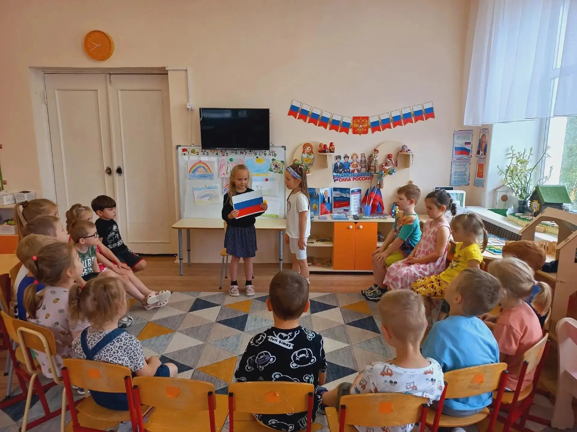 🇷🇺В рамках празднования Дня Государственного флага Российской Федерации в группе 8 "Л...