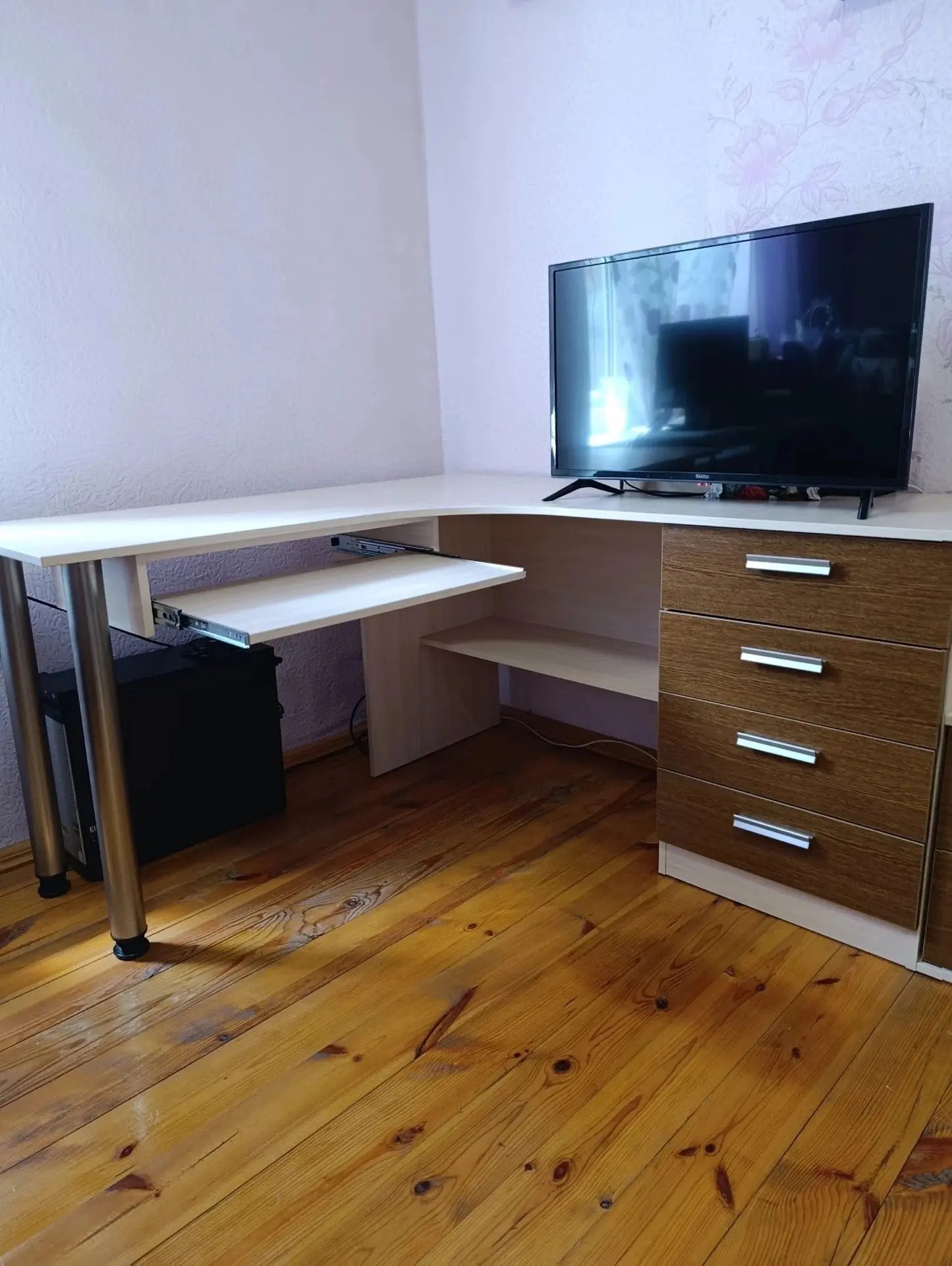 В ПРОДАЖЕ!!!
Угловой компьютерный стол с выдвижной полкой для клавиатуры 
(ш-140*150,5, в-75, г-50,5