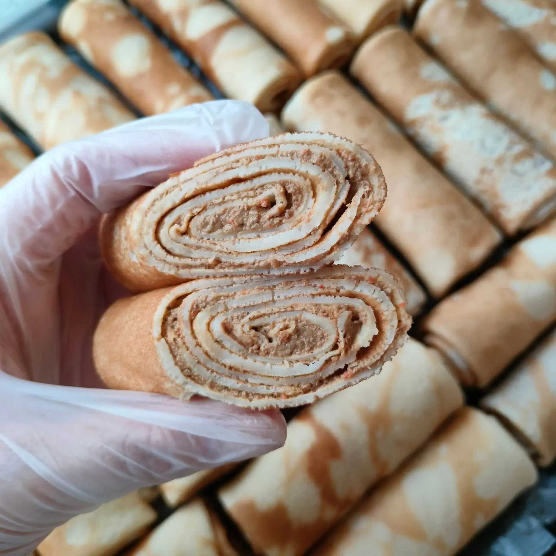 С домашним паштетом из куриной печени с овощами и сливками.
