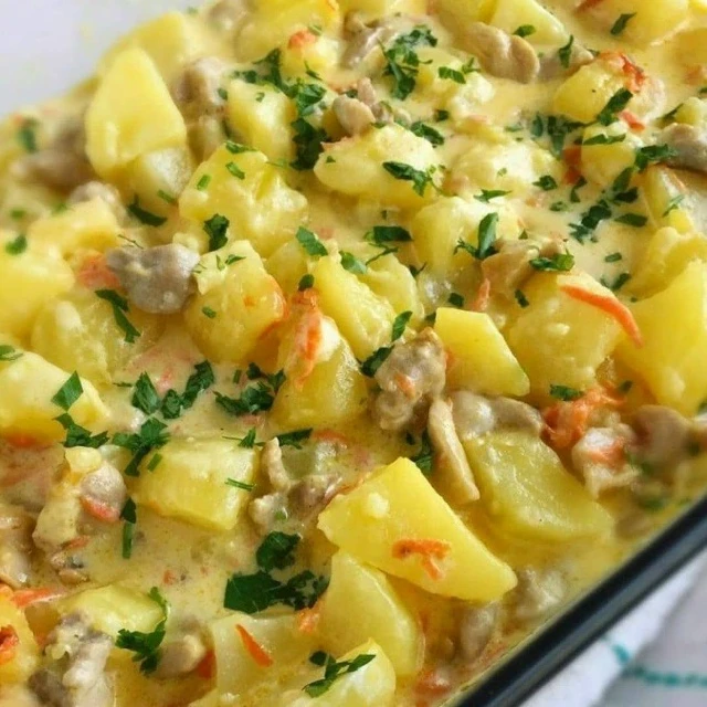 СЛИВОЧНЫЙ КАРТОФЕЛЬ С КУРИЦЕЙ😋😋😋 ⠀ Ингредиенты: 12 шт. картофеля (~2 кг)🥔 4 куриных бедрышка🐓 2 морк