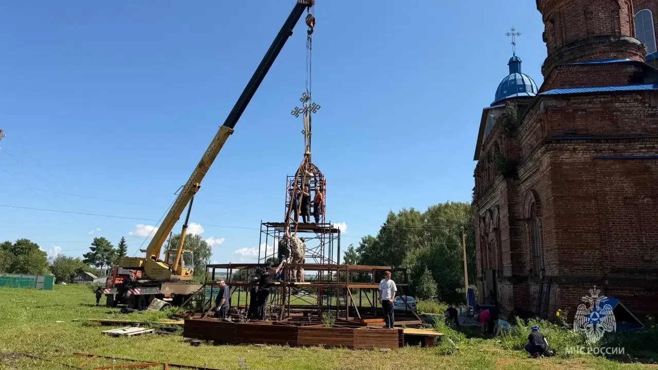 Сотрудники МЧС Мордовии провели генеральную уборку в стенах храма Казанской Иконы Божией Матери, что
