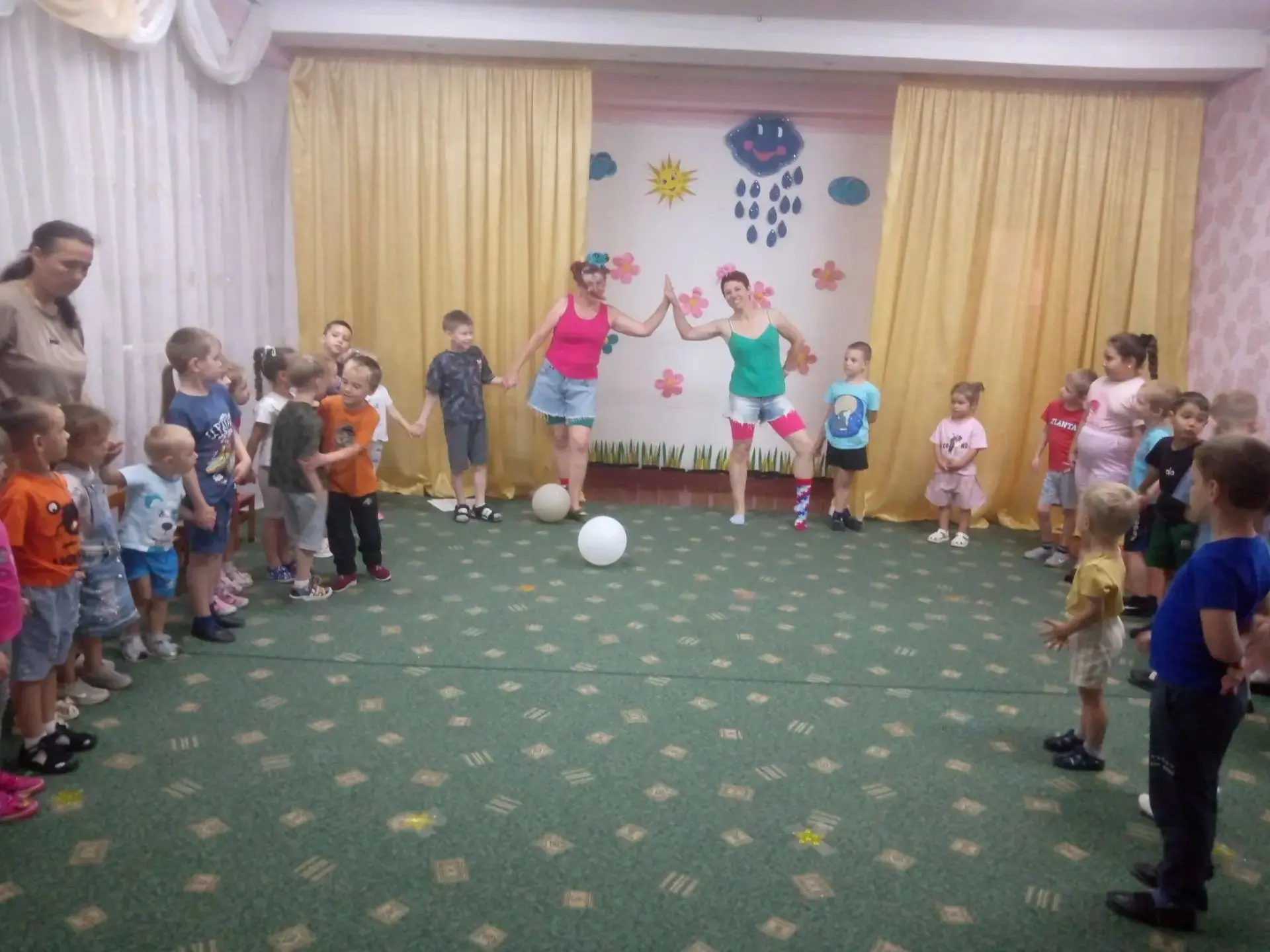 Лето — это маленькая жизнь! А у нас — «Весёлое лето»!

Скучать сегодня в детском саду точно никому н