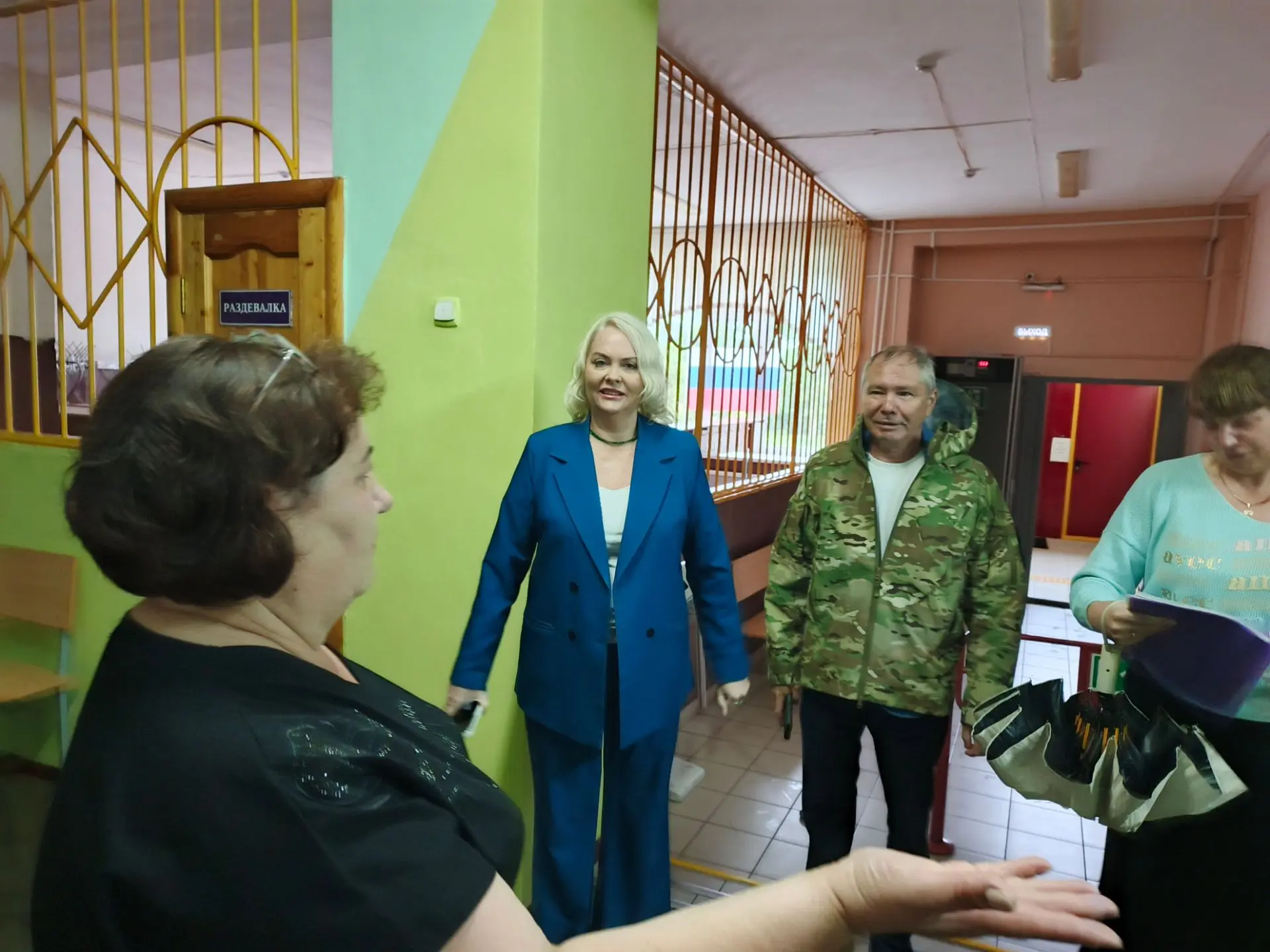 Сегодня наша школа успешно прошла приемку к новому учебному году. 
Наша школа силами школьного персо