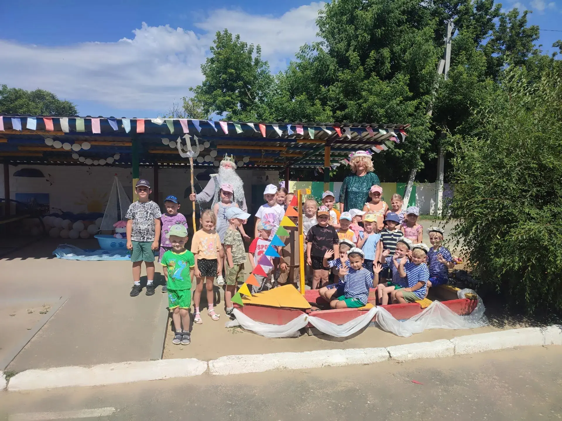 ☀Дети как обычно гуляли на участке детского сада и увидели как по дорожке, в детский сад идут два не