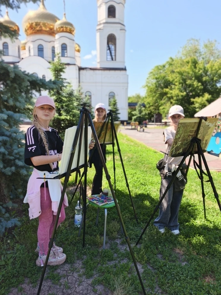 🎨 Учащиеся ДШИ с. Ивантеевка приняли участие в увлекательном пленэре! Ученики 4 класса под руководс