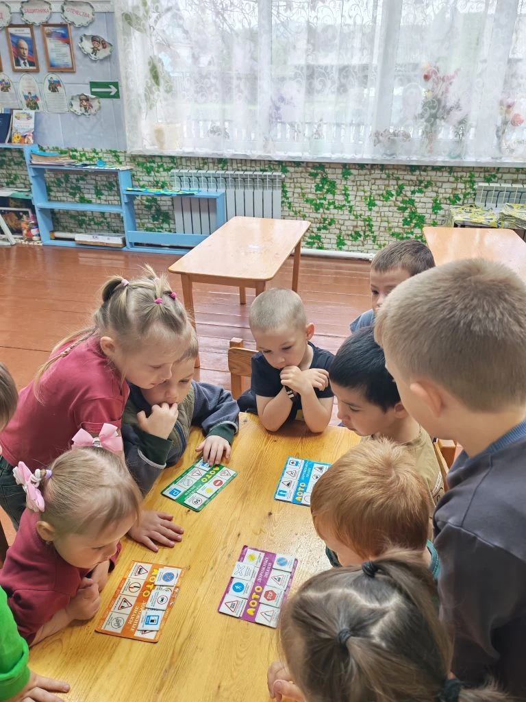 Занятия по правилам дорожного движения (ПДД) в детском саду (ДОУ) учат детей безопасном...