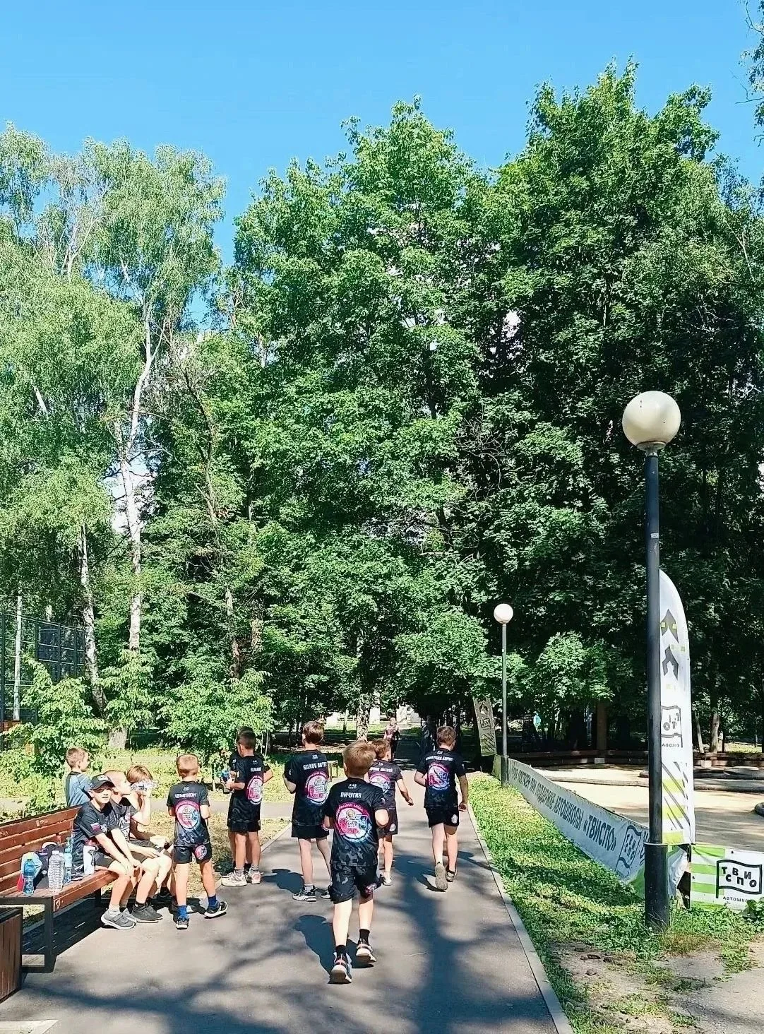 Лето в движении! ☀️🏸

Как же приятно заглянуть в парк и увидеть, что жизнь там кипит по-настоящему!