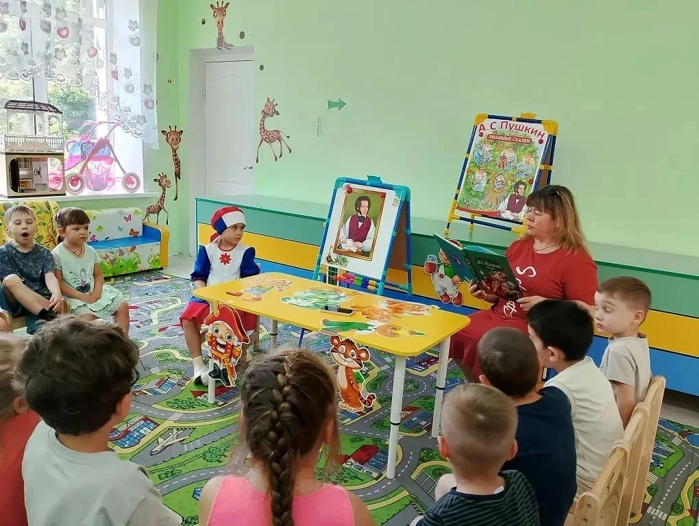 В предверии дня рождения А.С.Пушкина в средней группе «Солнышко» детям рассказали о вел...