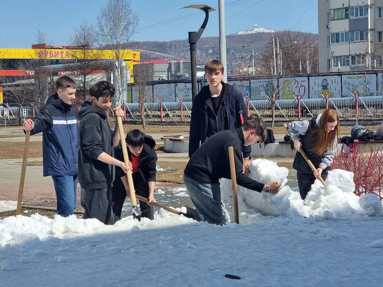 💪 Разворошили последний снег!❄️➡️🌱  ☀️Сегодня пятница, а это значит, что учителя и гимназисты снова 