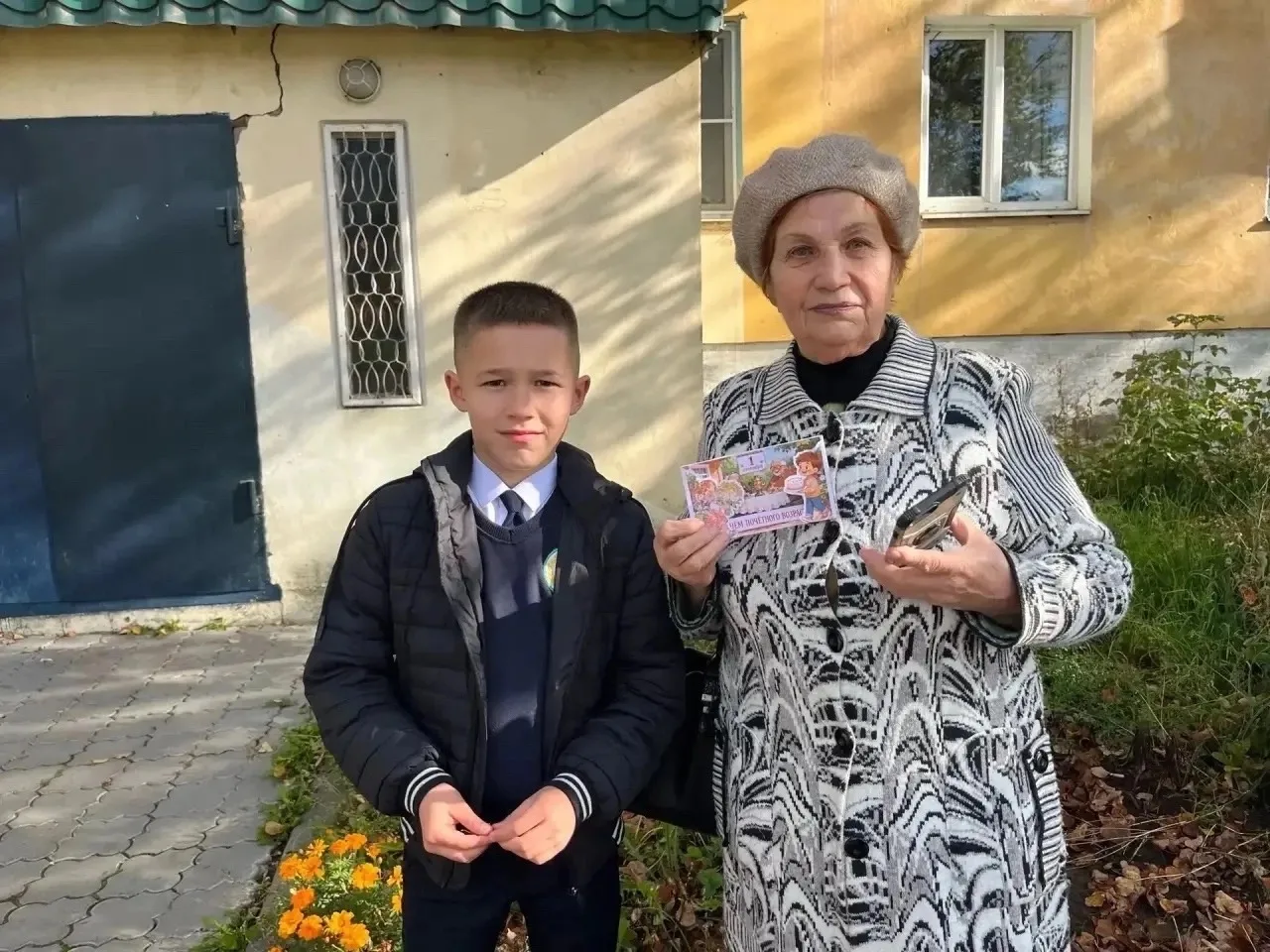 💌 Ученики школы №1 Канаша поздравили пожилых жителей западного микрорайона с праздником.