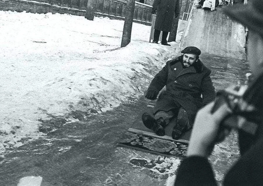Фидель Кастро на ледяной горке во время посещения Москвы в 1964 году.