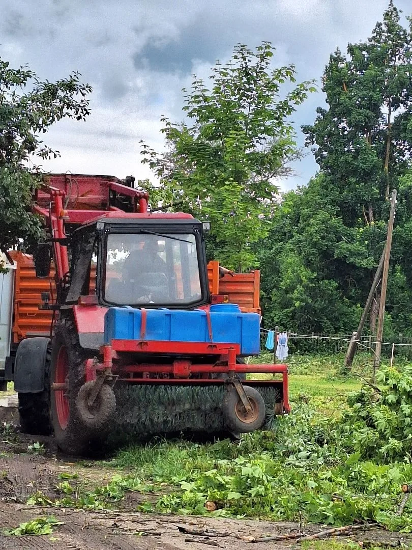 Продолжаем вывозить ветки и поддерживать порядок во дворах 🌳🚛