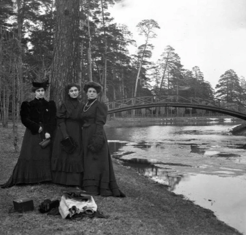 Прогулка в Сокольники. Олений парк. Позади мост на остров, 1904