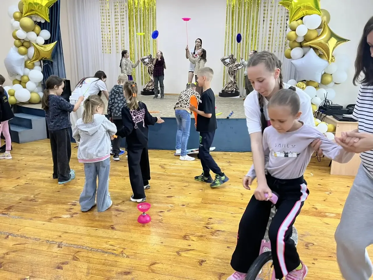 Сегодня, 4 июня, на Площадку кратковременного пребывания приезжал мастер-класс «Цирк». Дети посмотре