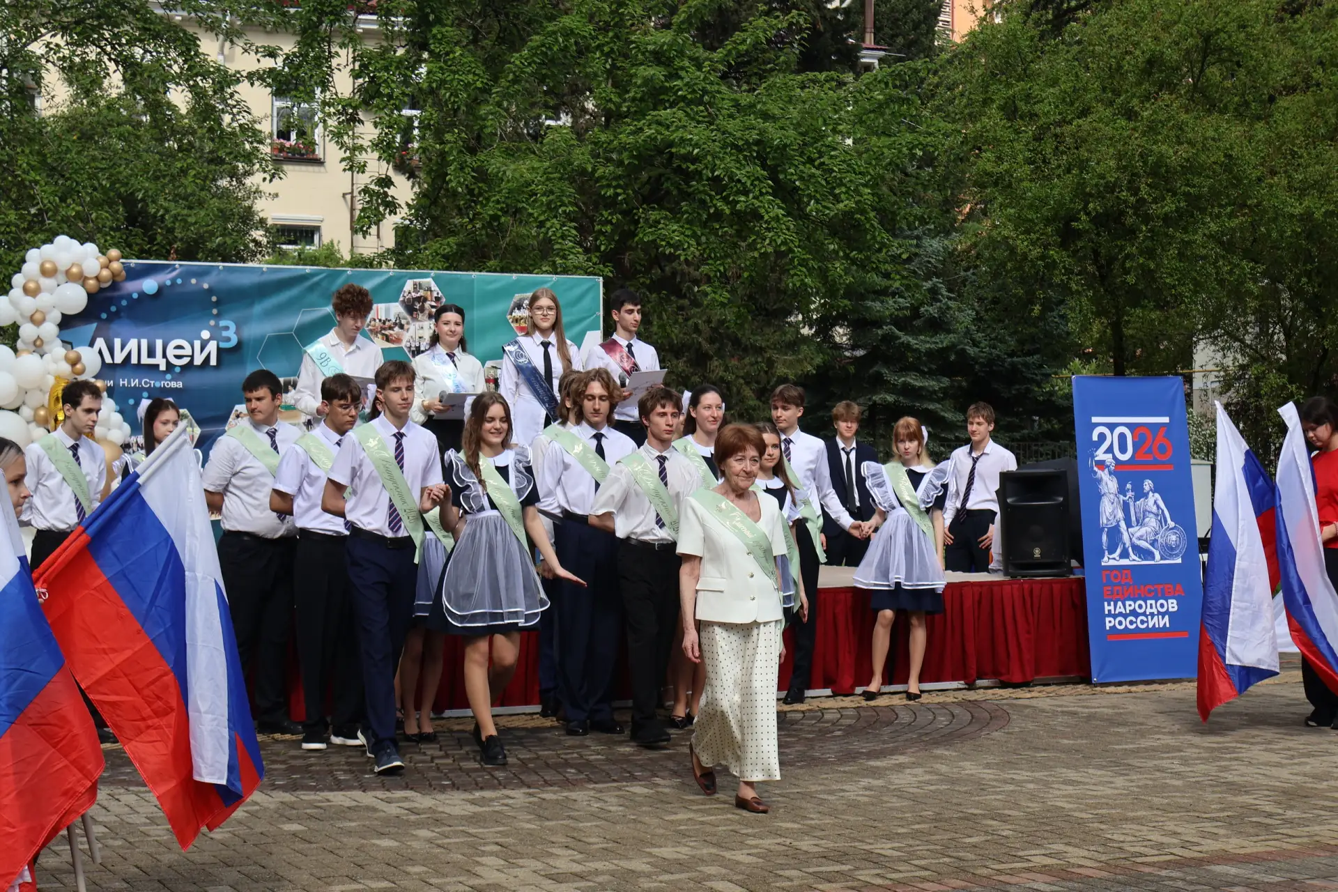 Прозвенел последний звонок 🔔, и закончился последний урок... 📐✏📚    Или всё только начинается? Конеч