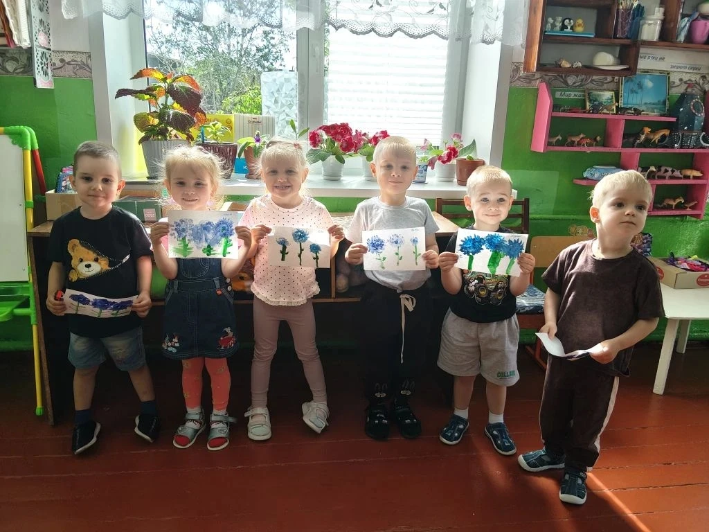 💙 «Васильковый день» во второй младшей группе!

Сегодня наши ребята превратились в настоящих художн