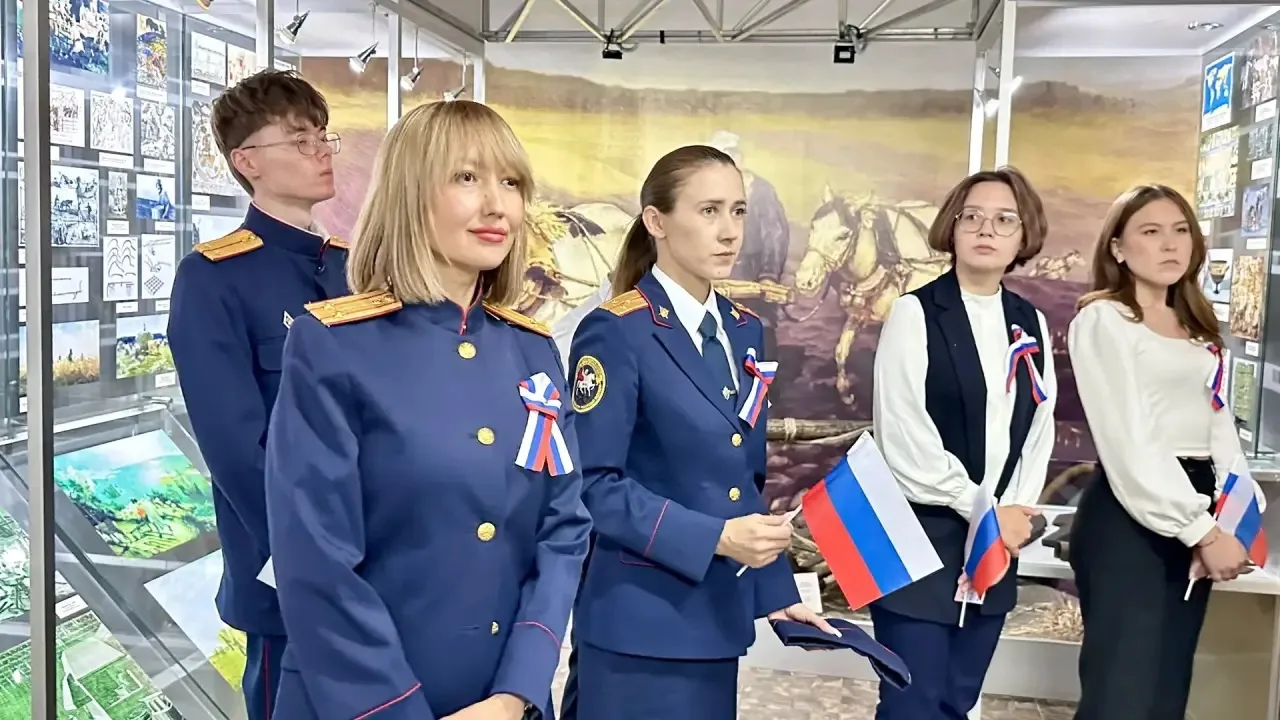 Сотрудники следственного управления отметили День Государственного флага Российской Фед...