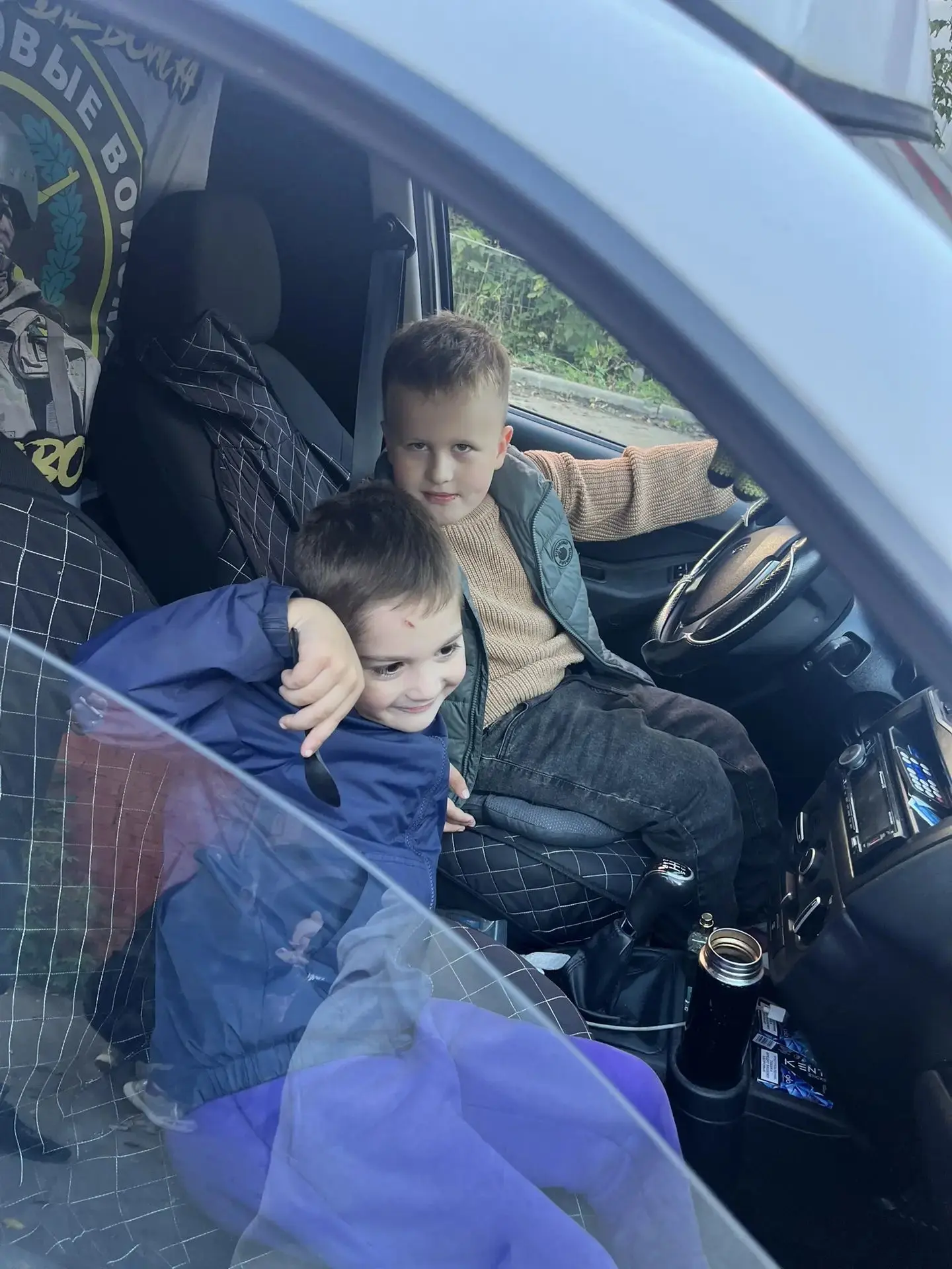 А пацаны в машине тусят 🤣