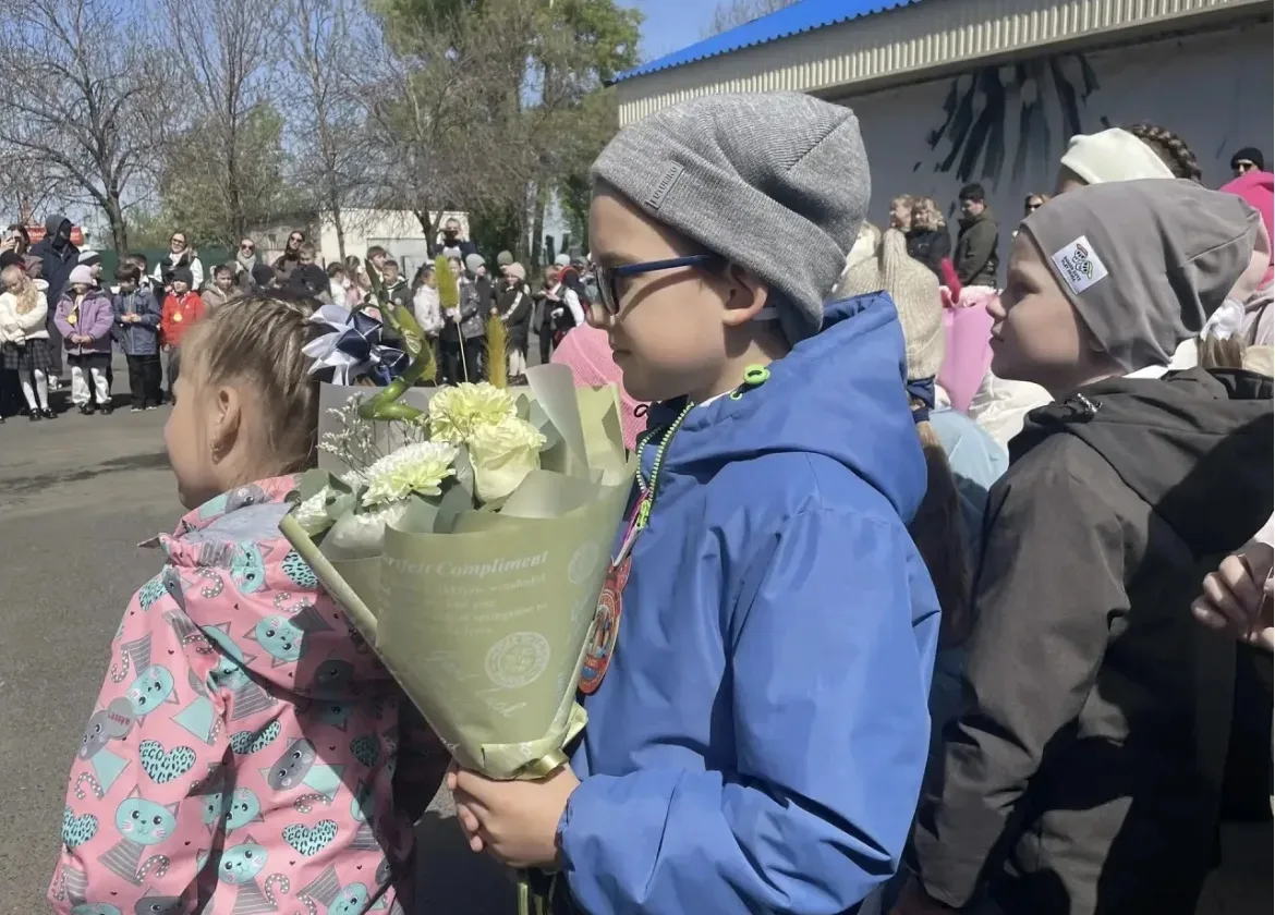 Первый класс окончен вами, Юными учениками, Поздравляем! Вы старались, Знаний новых набирались.  Мы 