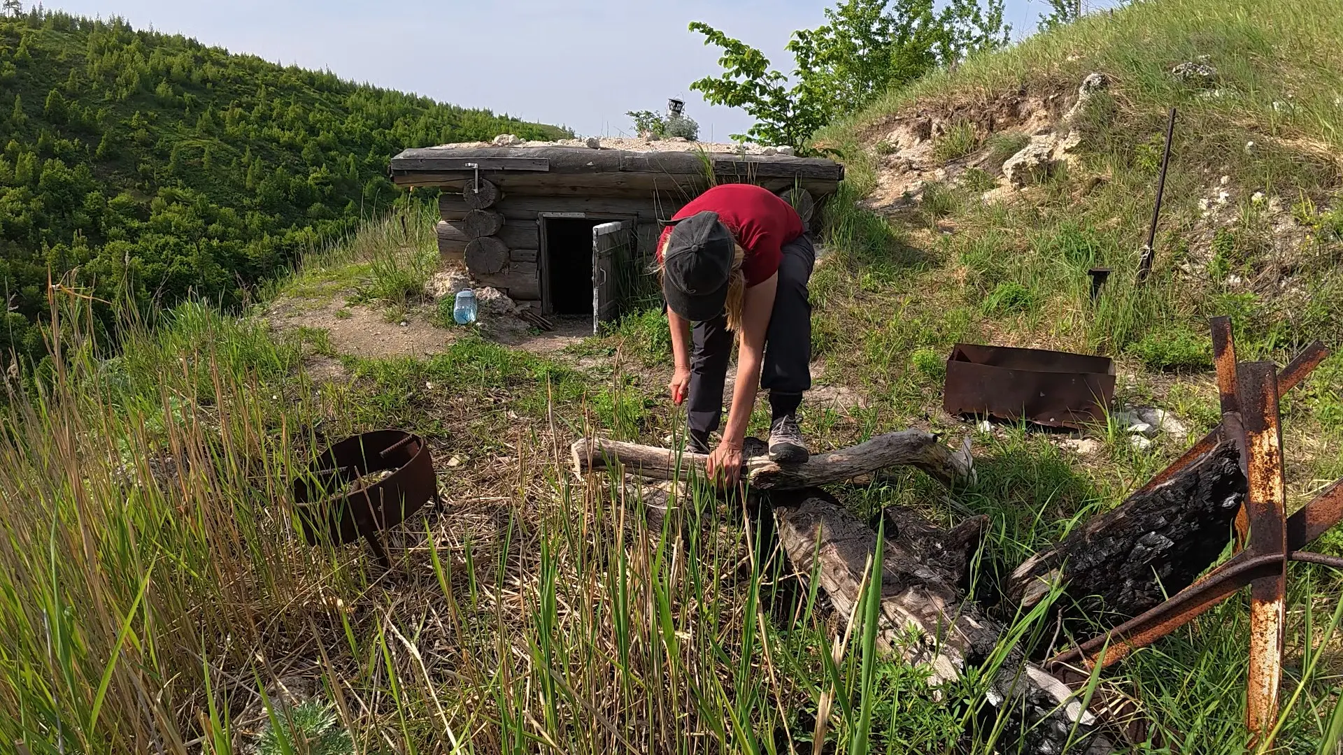 После жаркой дороги до землянки в горах я прилично устала. Поэтому первым делом решила отдохнуть. На