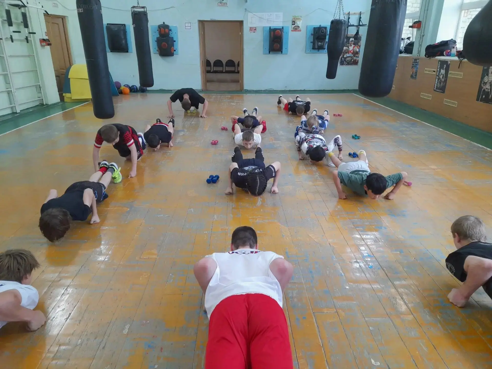 🥊В спортивно-оздоровительных сборах участвуют и обучающиеся отделения бокса. В них участвуют подопе