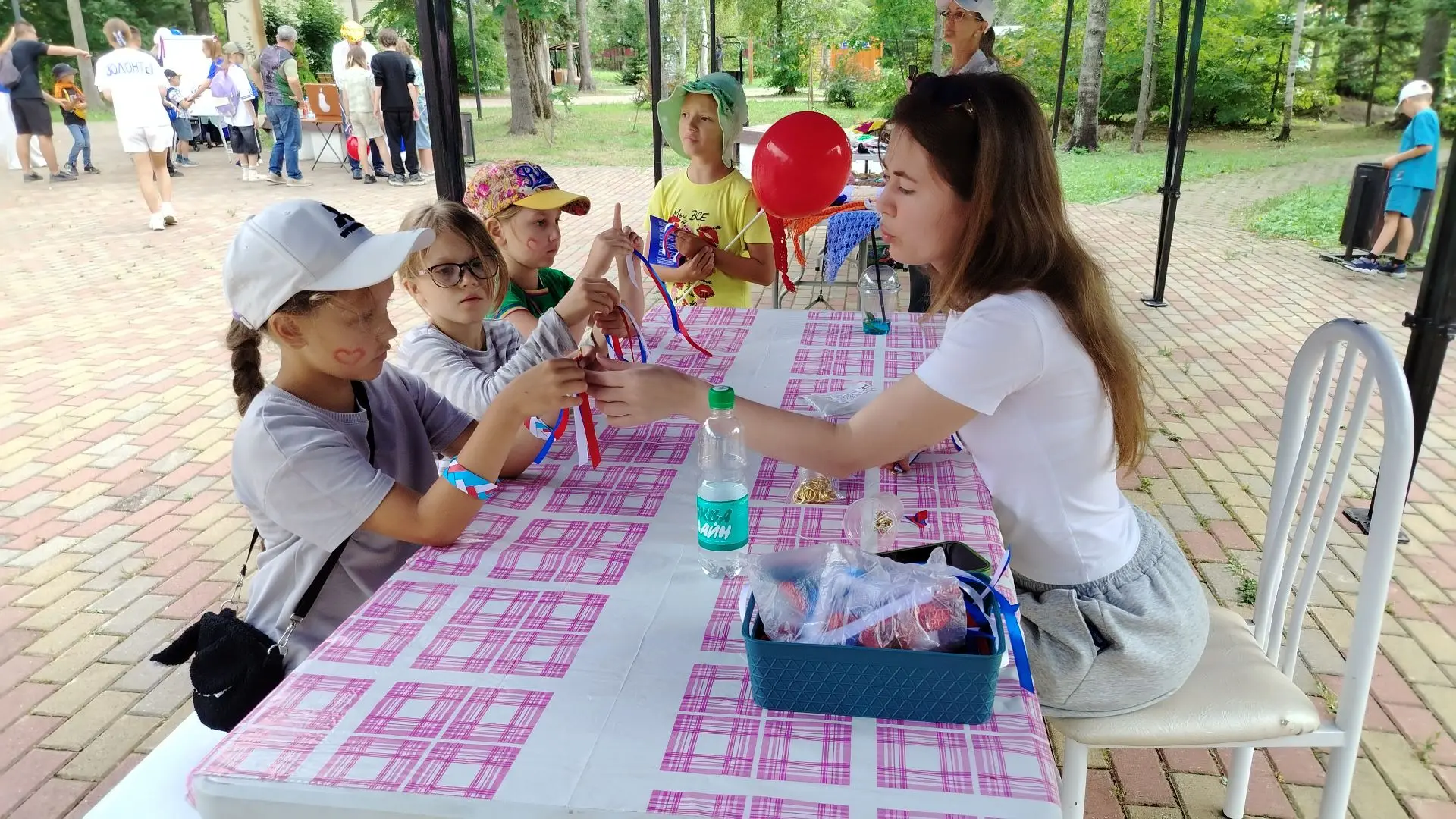 Сегодня в парке Дружбы города Долинска отпраздновали День российского флага. Коллектив ...