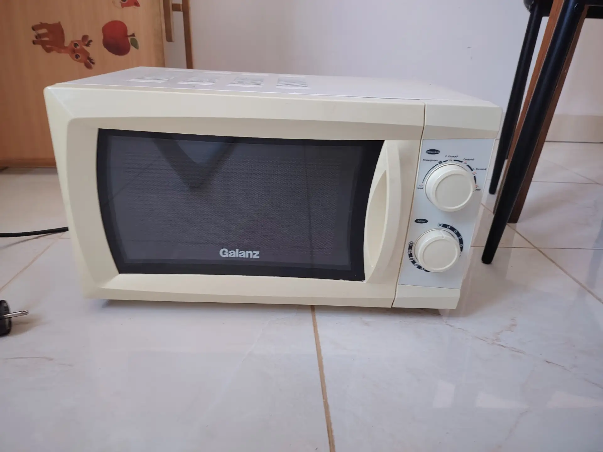 Продам микроволновку. Цена 2000р. Рабочая, но бывает не греет, может кому на запчасти.