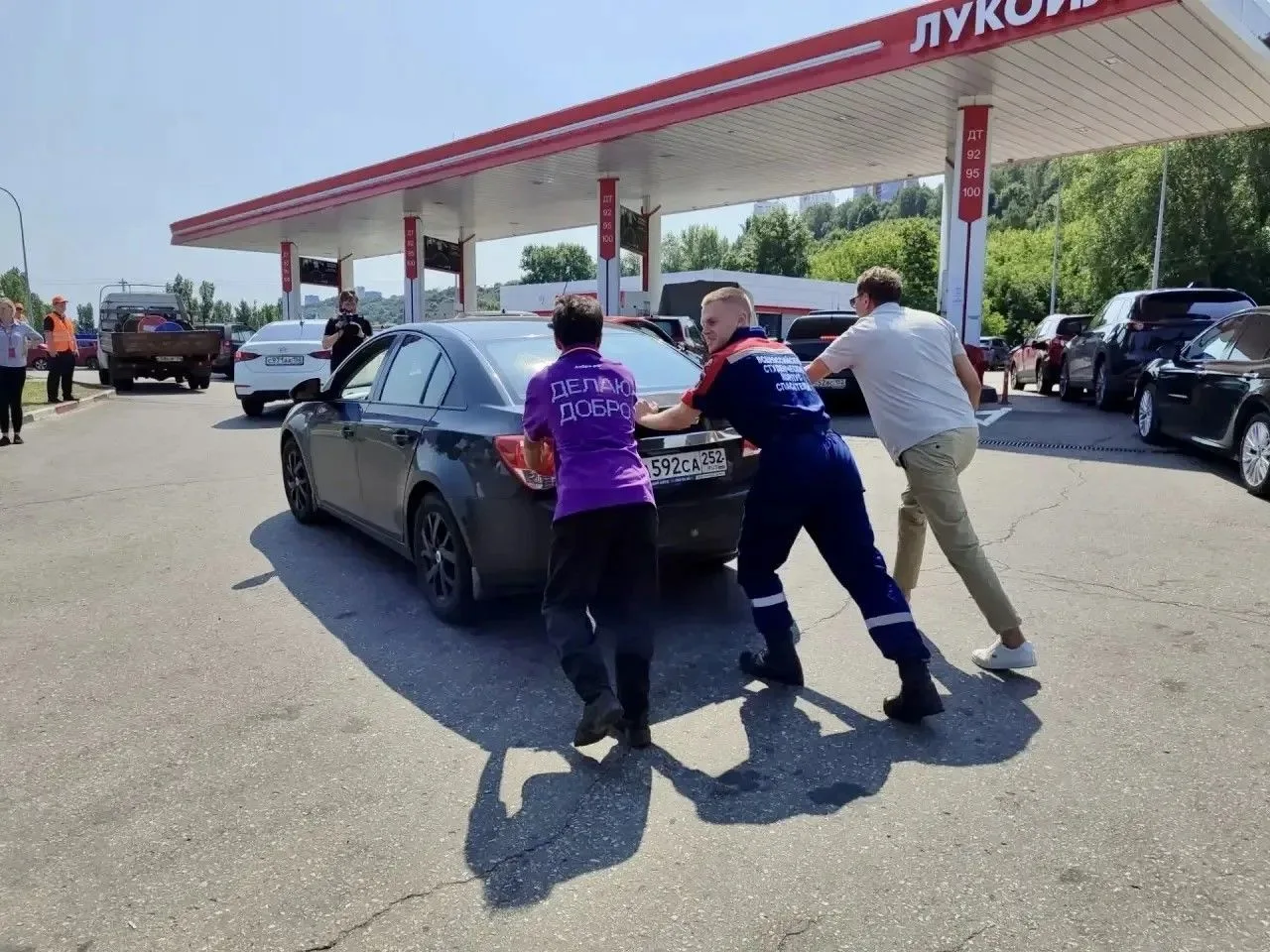 🚗  Пятый день волонтёры помогают на АЗС Нижнего Новгорода и Дзержинска

Более 400 волонтеров работа