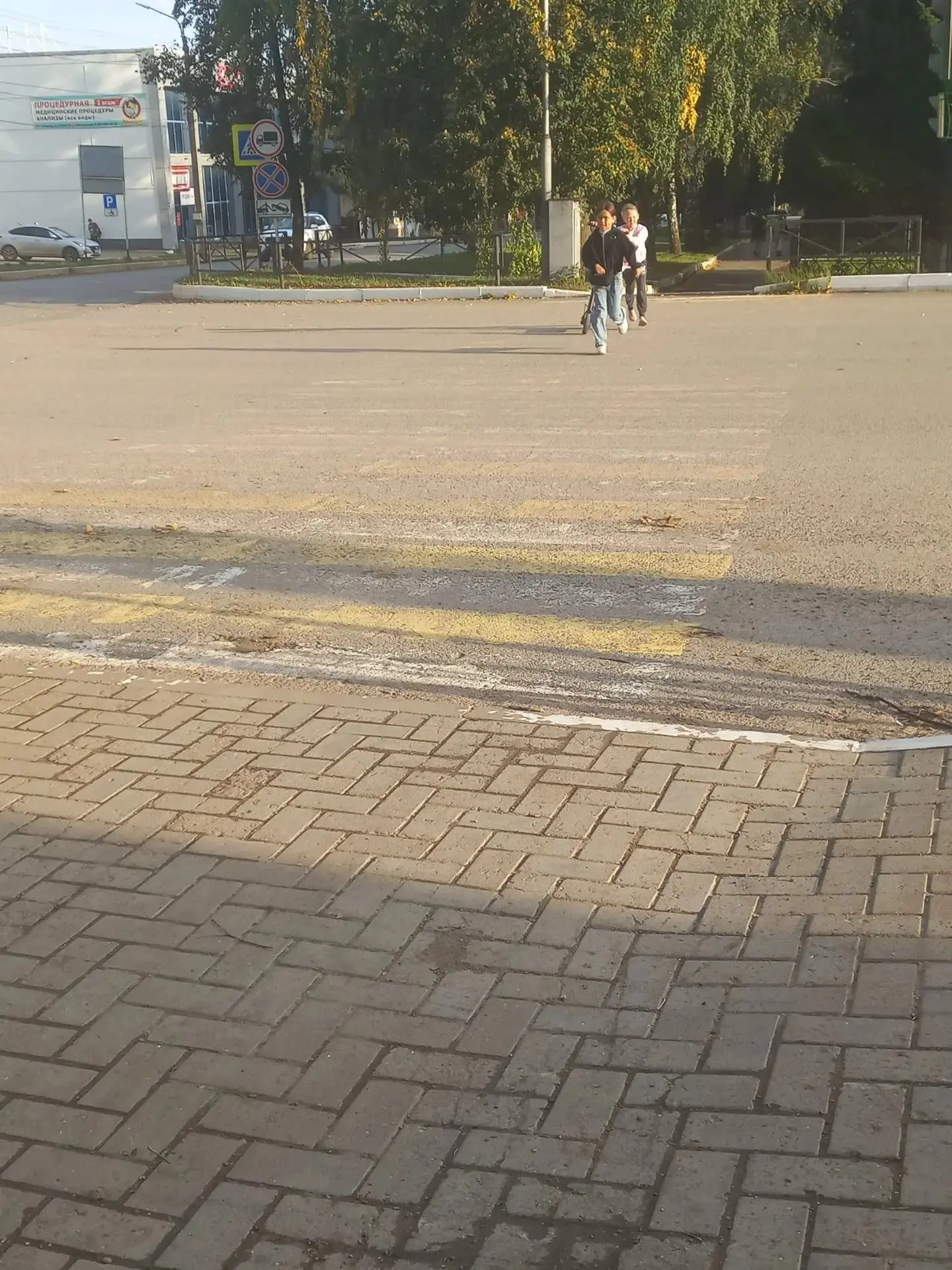Родительский патруль продолжает свою работу на территории школы. Волонтёры из числа род...