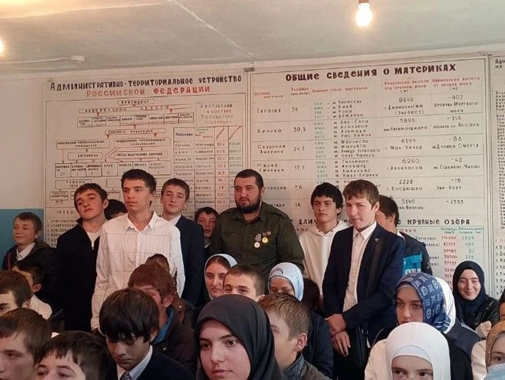 Учащиеся Годоберинской школы встретились с участником специальной военной операции Маго...