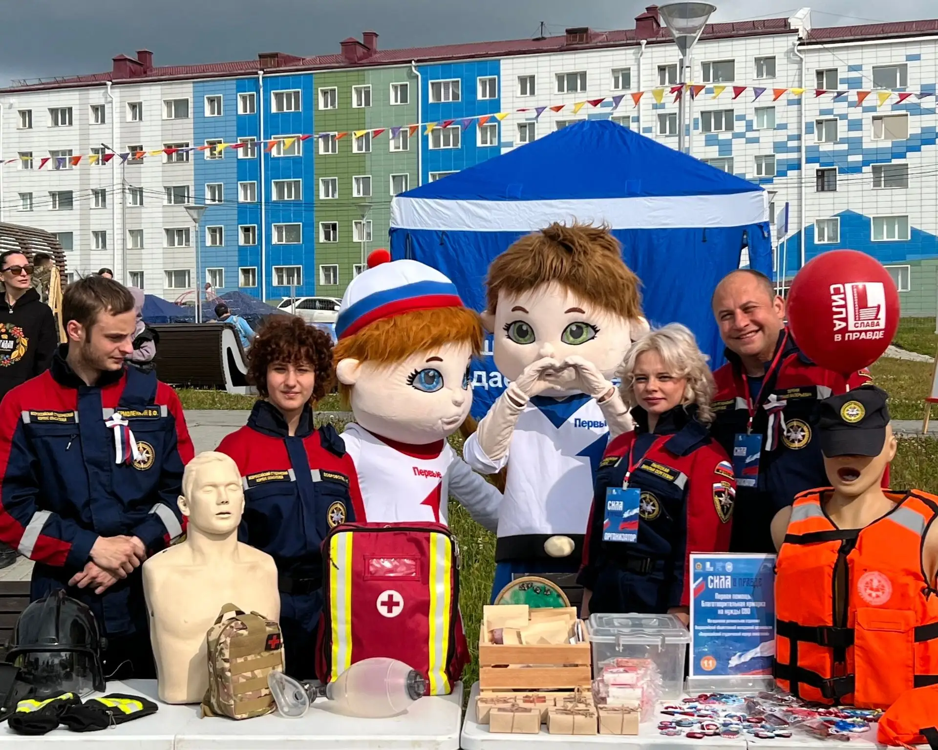 🇷🇺 В Магадане команда ВСКС делилась знаниями по безопасности на акции «Тихоокеанская ...