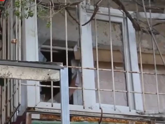 БПЛА ВСУ влетел в многоквартирный дом в центре Горловки, повреждены квартиры и магазин (видео)

Мног